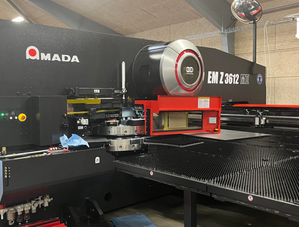 AMADA Revolverstanser model EMZ3612-M2: Markant opgradering af stanseafdeling hos jpbc